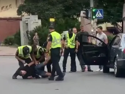 У Києві чоловік зі зброєю прорвався на перекриту вулицю