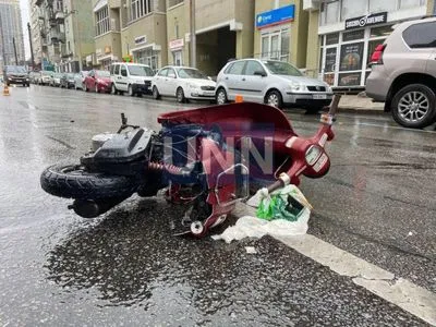 Скутерист столкнулся с авто на столичном Голосеево