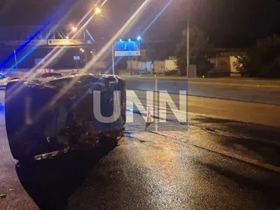 ДТП в Киеве: автомобиль влетел в отбойник и перевернулся