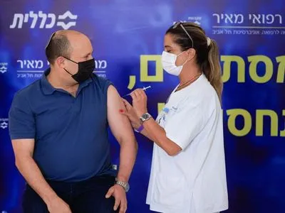 Прем'єр-міністр Ізраїлю Нафталі Беннетт отримав "бустерну" дозу щеплення COVID-19