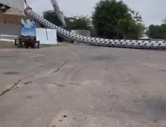 Падение 70-метрового флагштока в Херсоне: причиной назвали обрыв стропы при установлении