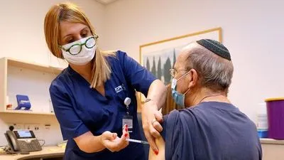 В Ізраїлі почали вводити бустерну дозу вакцини проти COVID-19 людям старше 40 років