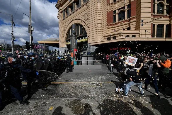 Мітинги проти ізоляції в Австралії: в Мельбурні відбулися сутички протестувальників з поліцією