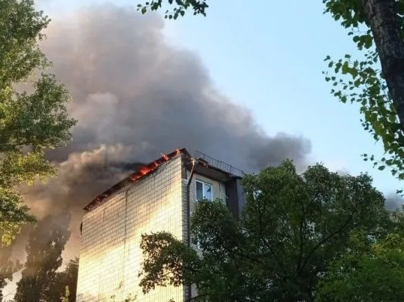 В Киеве загорелась крыша многоэтажного дома, людей эвакуировали