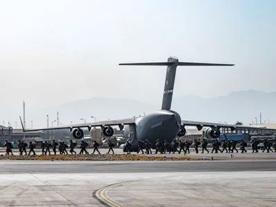 Цивільні літаки за наказом Пентагону перевозять людей з Афганістану