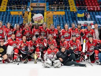Хоккей: чемпион Украины получил трофей на Мемориале Забойника
