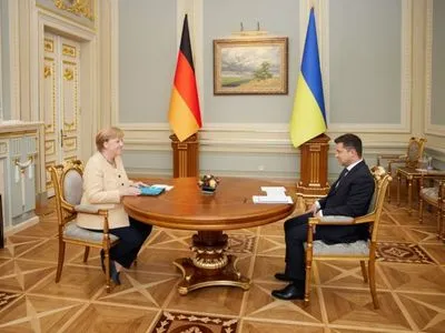 Зеленський закликав Меркель зберігати тиск на Росію, каже про необхідність саміту “Норманді”