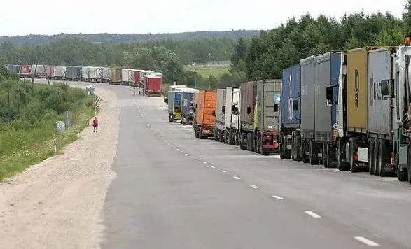 Більше тисячі вантажівок стоять у чергах на кордоні Білорусі та ЄС
