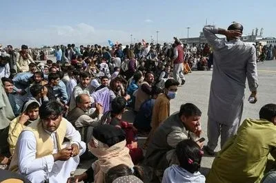 Афганістан: семеро людей загинули в натовпі біля аеропорту Кабула