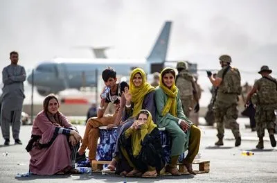 "Талибан" пытается навести порядок в аэропорту Кабула - СМИ