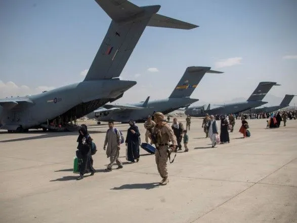 britaniya-evakuyuvala-ponad-7-tisyach-osib-z-afganistanu