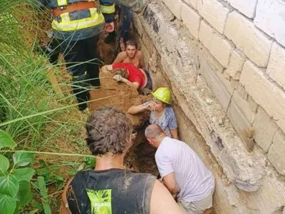 На Закарпатье во время земляных работ засыпало трех человек: погибла женщина