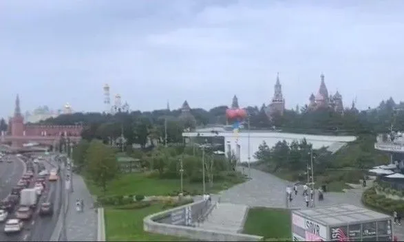 У Москві біля Кремля у небо запустили прапор України