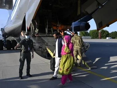 Третий эвакуационный самолет вывозит из Афганистана 79 украинцев