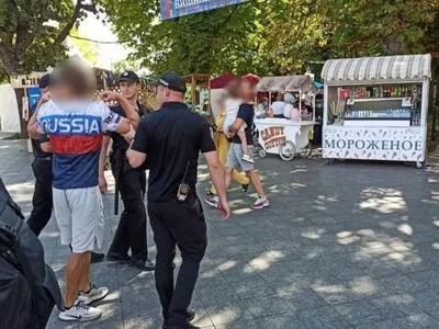 Иностранец в центре Одессы пытался спровоцировать конфликт во время поднятия флага