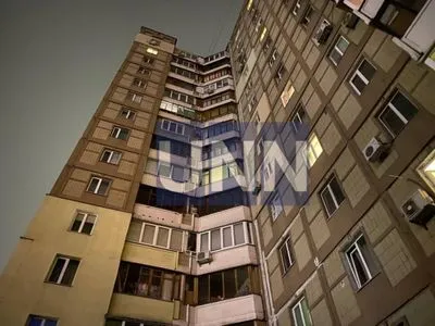 У Києві жінка випала з вікна багатоповерхівки: підозрюють вбивство