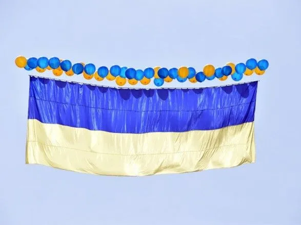 На Донбасі у бік окупованих територій запустили синьо-жовті прапори. Бойовики хотіли їх збити