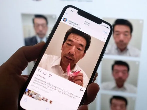Японський дипломат більше року щодня записує відео з побажанням здоров'я та добра і складає паперового "журавля"