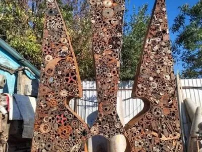 Герб-тризуб из металлолома создал одесский скульптор ко Дню независимости Украины