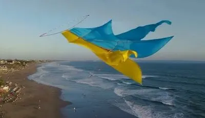 "С детства мечтал жить в Украине": мужчина на Бали запустил воздушного змея в цветах украинского флага