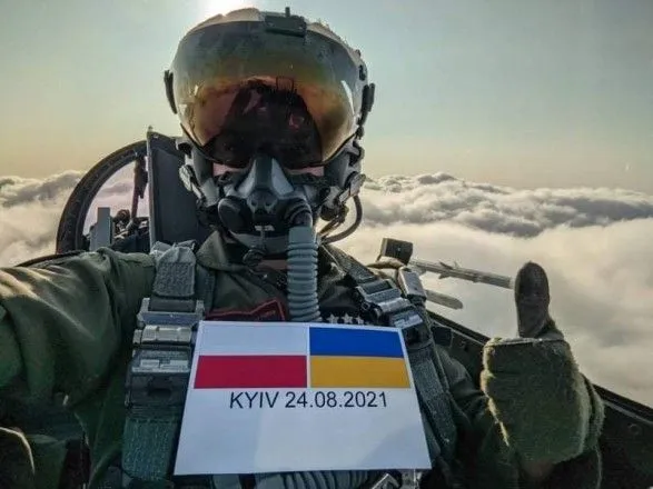polski-piloti-u-nebi-nad-kiyevom-zyavilos-patriotichne-foto