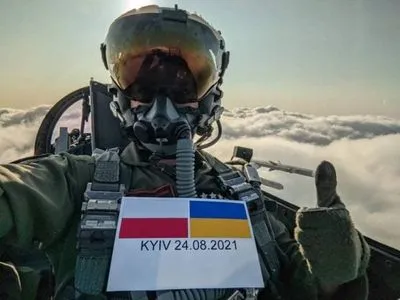 Польские пилоты в небе над Киевом: появилось патриотическое фото