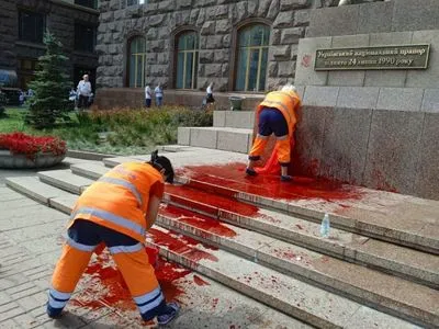 Вандализм на столичном Крещатике: неизвестный облил краской ступеньки КГГА