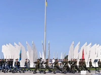 "Метинвест" установил национальный флаг Украины на самой высокой точке над Днепром, в Черкасской области открыли арт-объект "Сердце Украины"