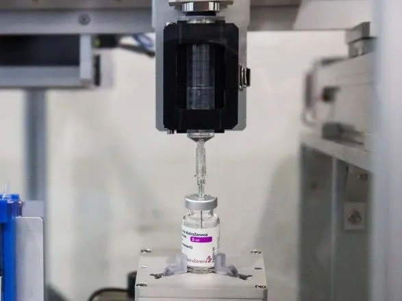 В Таиланде разработали роботизированную систему для ускорения набора доз вакцин от COVID-19 с флакона