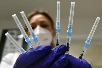 Количество вакцинированных от COVID-19 за сутки в Украине упало до 20 тысяч