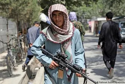 Талибы запретили вывозить из страны доллары: нарушителей будут судить
