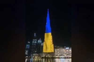 Найбільший у світі хмарочос засяяв синьо-жовтими кольорами