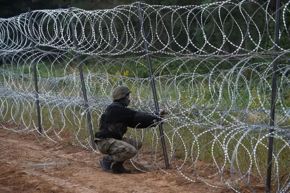 Польща будує паркан, щоб зупинити мігрантів: за добу звели 3 км