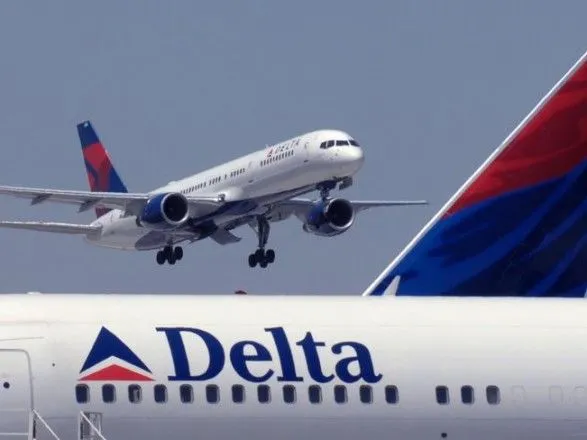 Авіакомпанія Delta зобов'яже невакцинованих працівників щомісяця платити 200 доларів