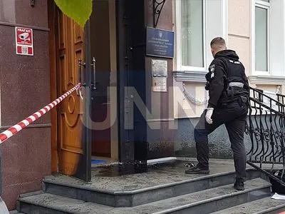 В Киеве неизвестный бросил коктейль Молотова в офис Омбудсмена