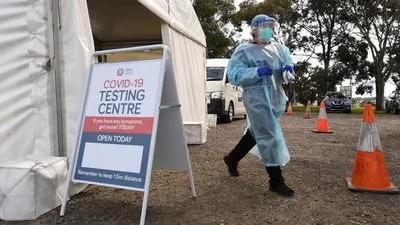 У Сіднеї новий антирекорд хворих на COVID-19: біля лікарень встановили намети