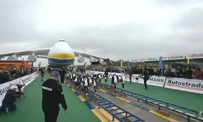 Украинские стронгмены установили рекорд: перетянули "Мрию" на четыре с лишним метра