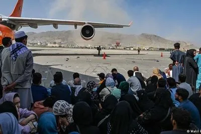 В аеропорту Кабула загострюється ситуація: Велика Британія попереджає про загрозу атаки