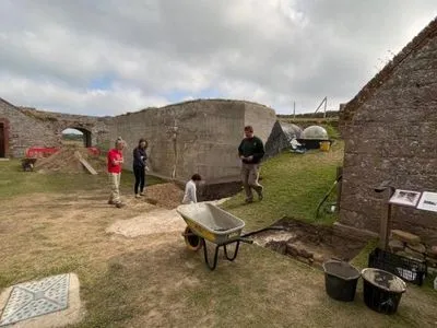 Немецкий бункер времен Второй мировой внутри римского форта обнаружили на острове в Ла-Манше