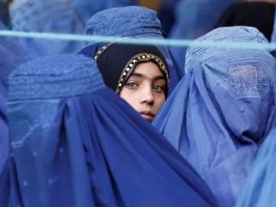 Таліби заборонили афганським жінкам виходити на вулицю