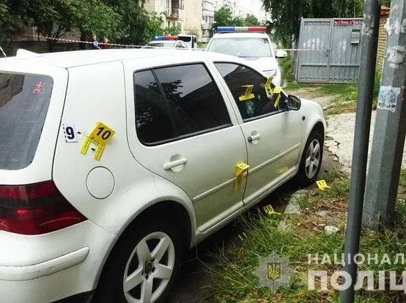 В Киеве двое мужчин на иномарке обстреляли автомобиль