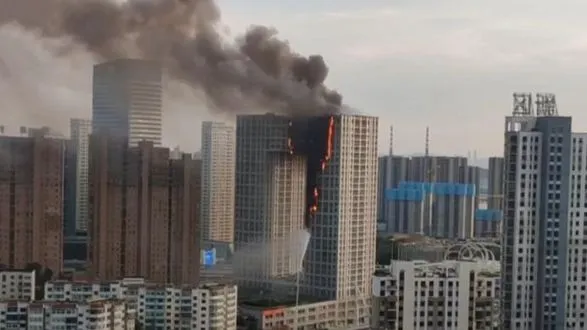 В китайском городе Далянь пять часов подряд горит многоэтажка