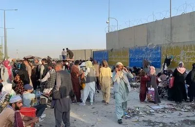 Вибухи біля аеропорту Кабула: у МОЗ Афганістану підтвердили понад 90 вбитих