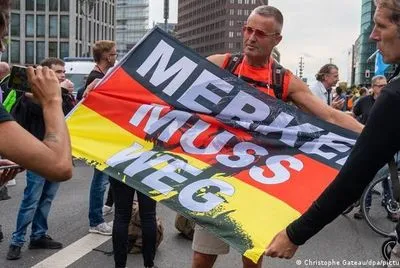 В Берлине тысячи людей протестовали против мер по борьбе с пандемией