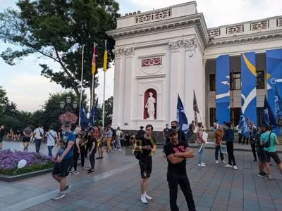 Противники ЛГБТ-прайду зірвали прапор ЄС з флагштока біля мерії Одеси