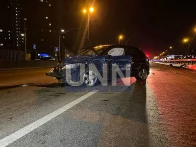Двойное ДТП в Киеве: автомобиль влетел в машину, остановившуюся из-за другой аварии