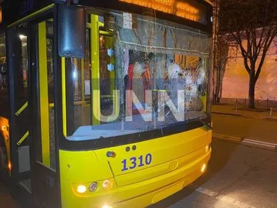 Розтрощили тролейбус і плювали у поліцейських: двоє дебоширів наробили галасу у центрі столиці