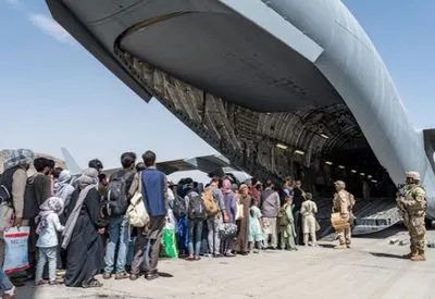 Евакуація з аеропорту Кабула на фінальному етапі на тлі попереджень США про загрозу нових атак