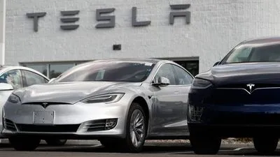 У Флориді Tesla на автопілоті влетіла у припаркований патрульний автомобіль
