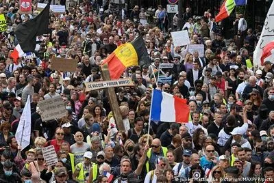 У Франції пройшли масові протести проти коронавірусних обмежень